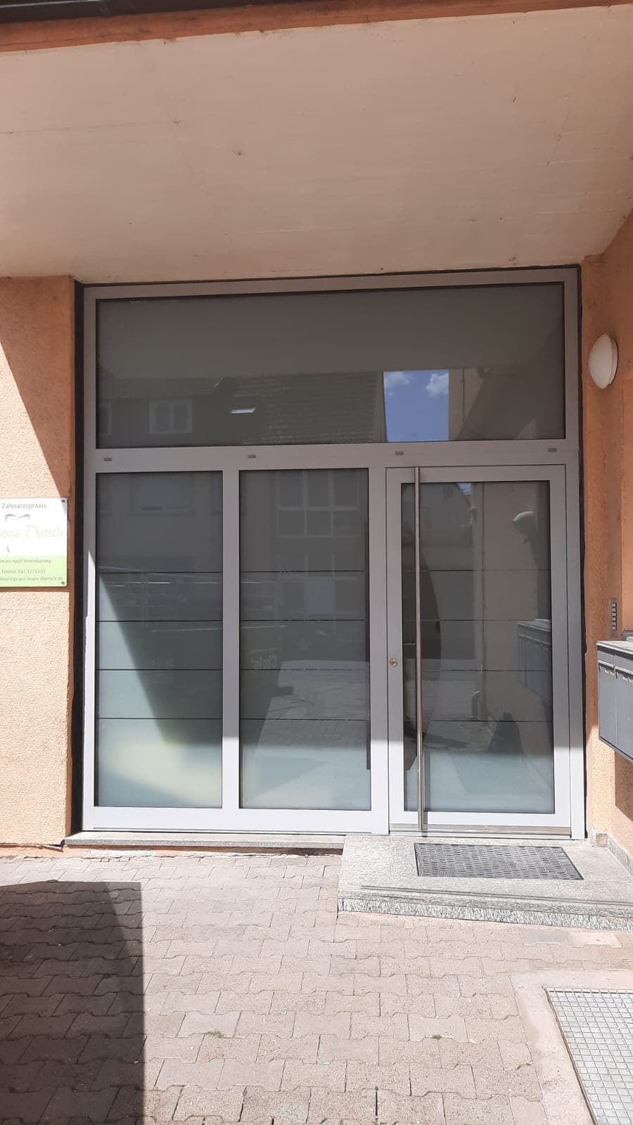 Eingebaute Aluminium-Eingangsanlage in Grau mit Seitenteilen und Oberlicht