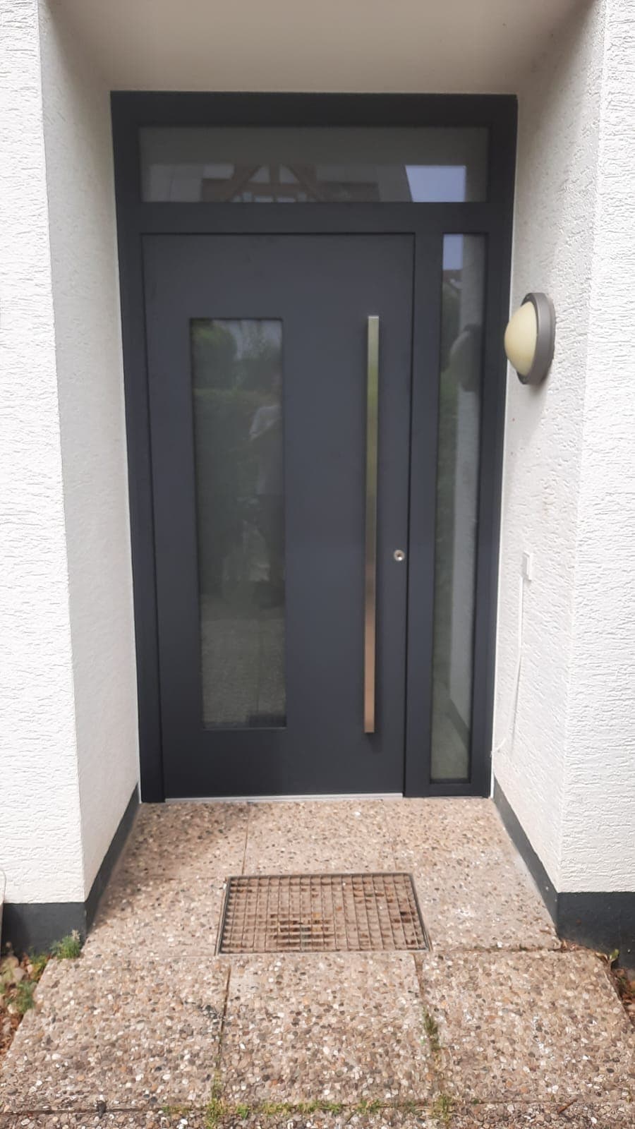 Eingebaute Haustür in Anthrazit mit schmalem Seitenteil und Oberlicht