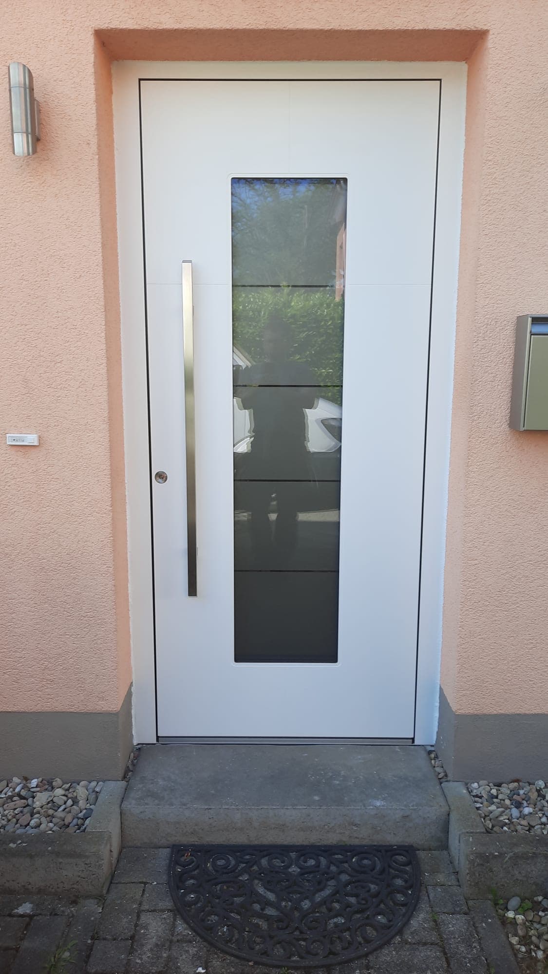 Eingebaute Haustür in Weiß, klassisch mit Glasausschnitt, Referenz aus dem Rhein-Main-Gebiet