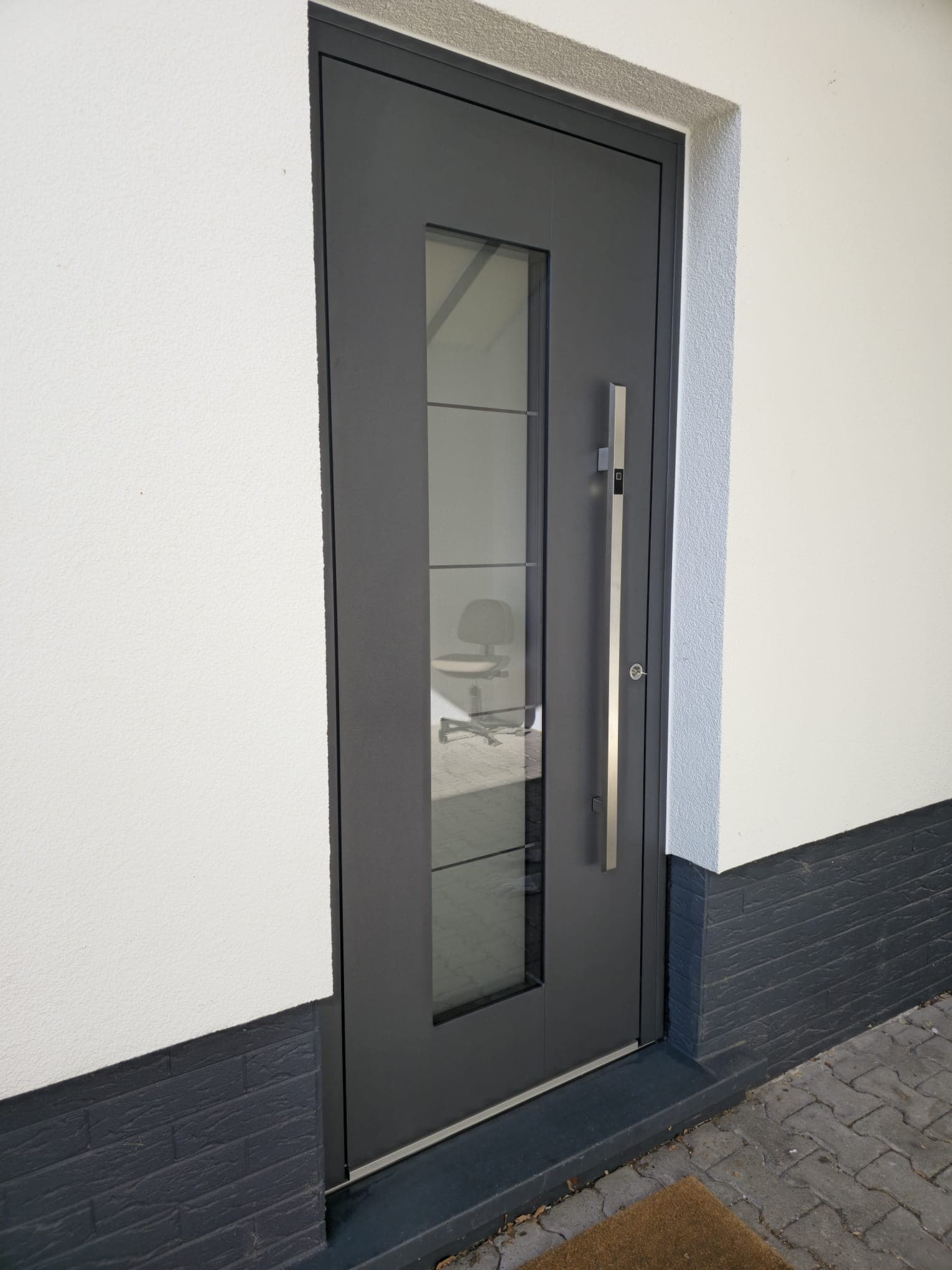 Eingebaute Haustür in Anthrazit mit schmalem Lichtausschnitt, Referenz aus dem Rhein-Main-Gebiet