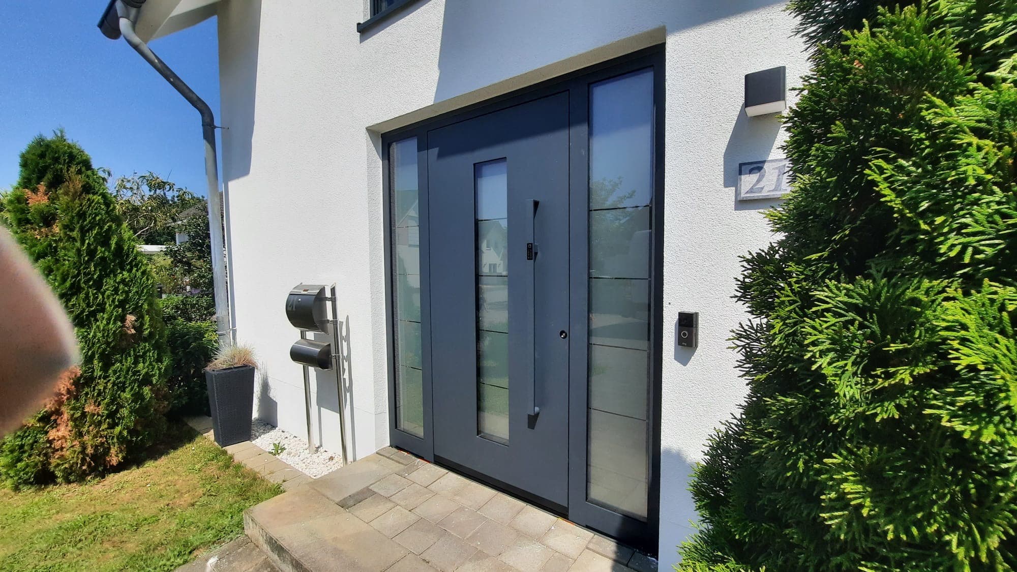 Eingebaute Haustür in Anthrazit mit zwei Seitenteilen an modernem Einfamilienhaus, Referenz aus dem Rhein-Main-Gebiet