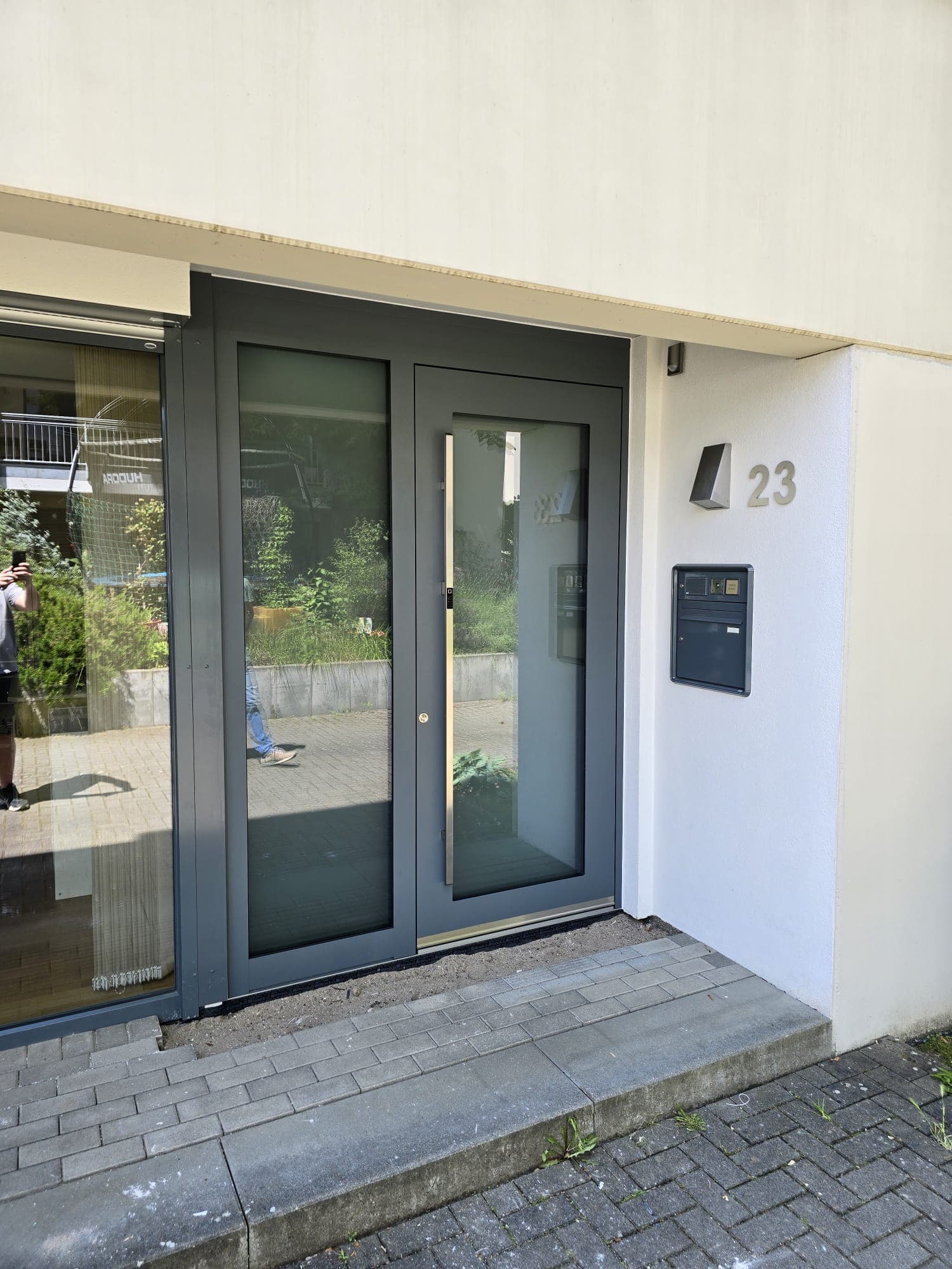 Eingebaute Haustür in Anthrazit mit raumhohem Seitenteil, Referenz aus dem Rhein-Main-Gebiet