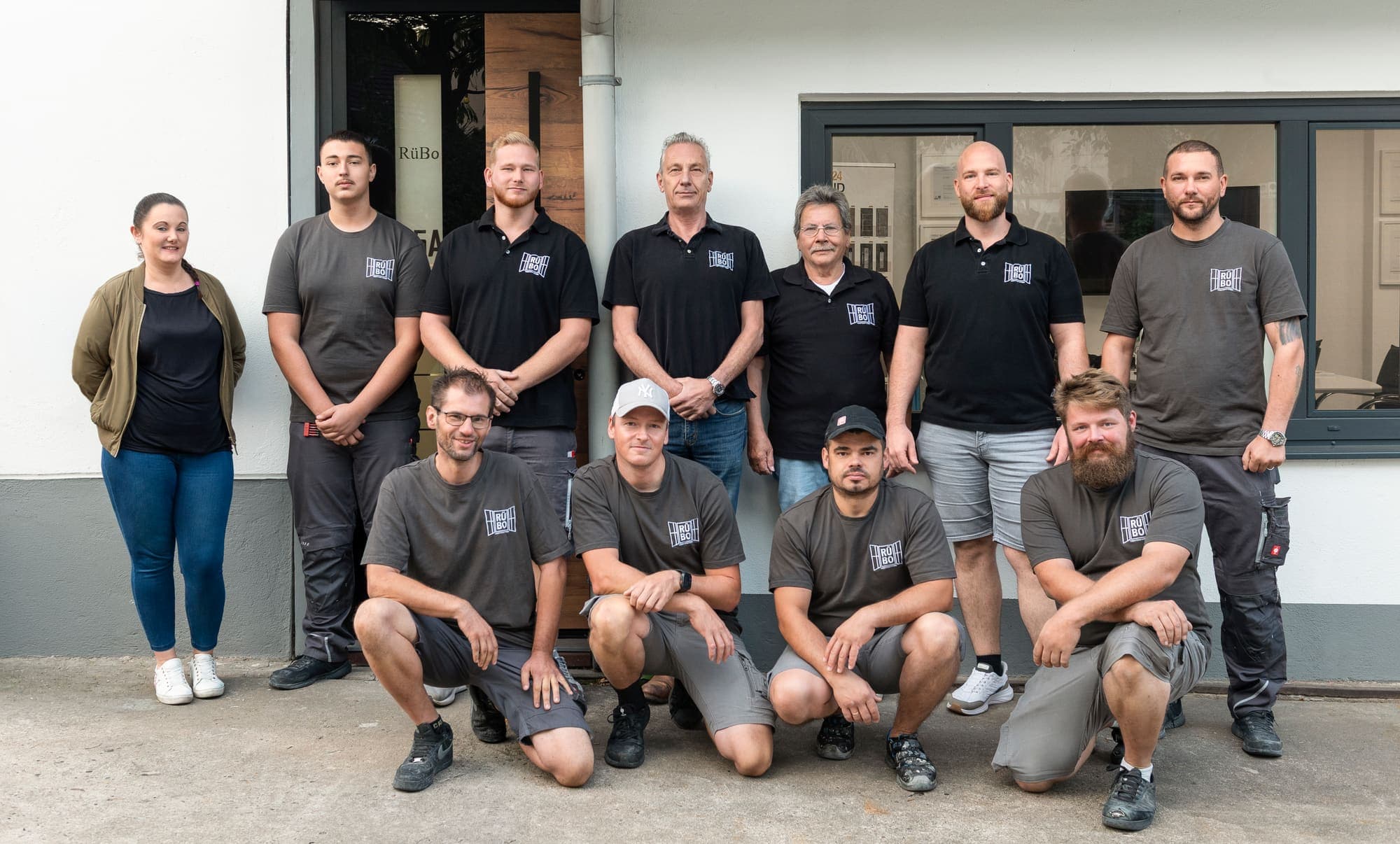 Das Team von RÜBO Fenstersysteme vor der Ausstellung am Heiligkreuzweg in Mainz